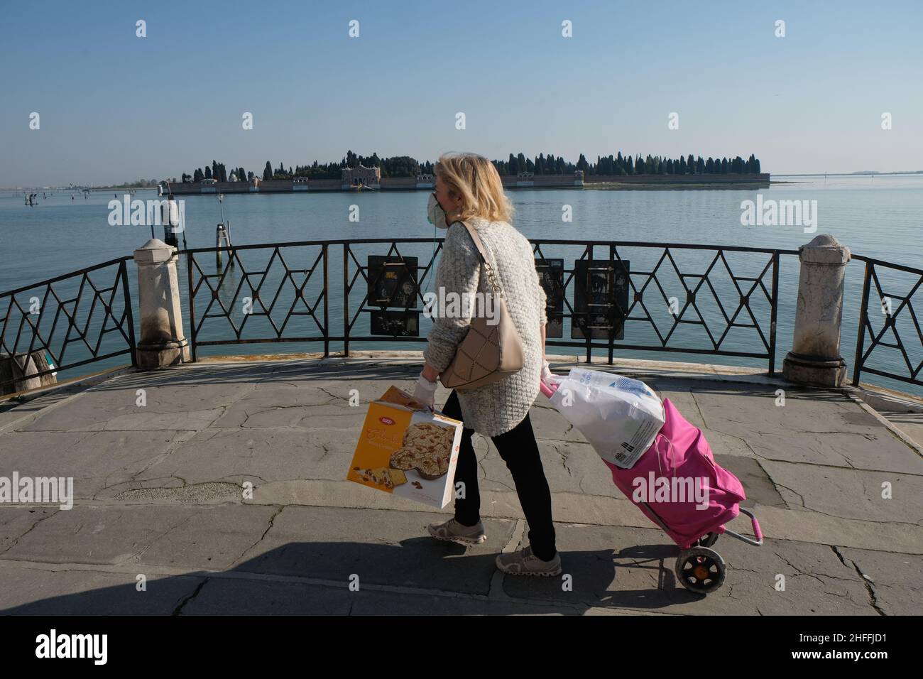 Una vista de Venecia durante el encierro en toda Italia impuesta para frenar el brote de coronavirus, en Venecia, Italia, 10 de abril de 2020.(MVS) Foto de stock