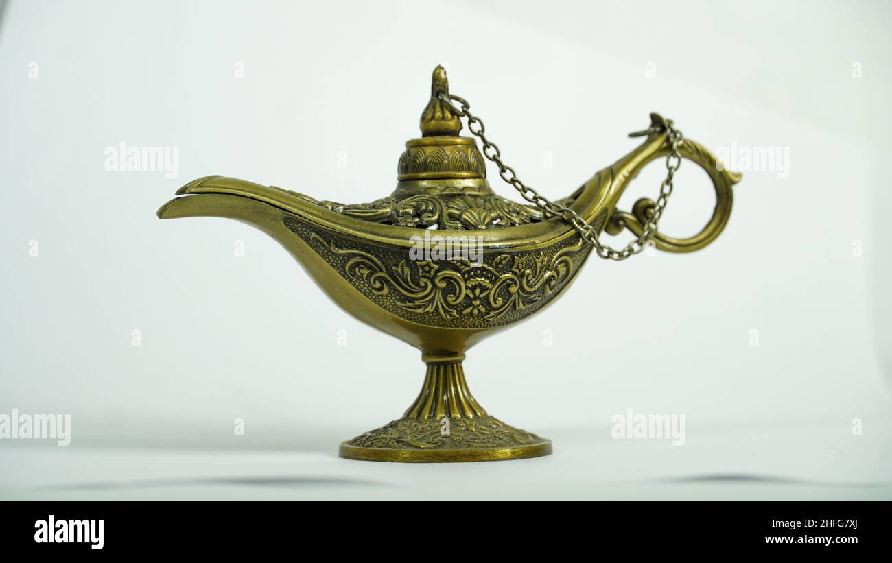 Composición de lámpara Aladdin con efectos de iluminación de partículas  luminosas y oriental recipiente de estilo hecho de la ilustración del  vector de oro Imagen Vector de stock - Alamy