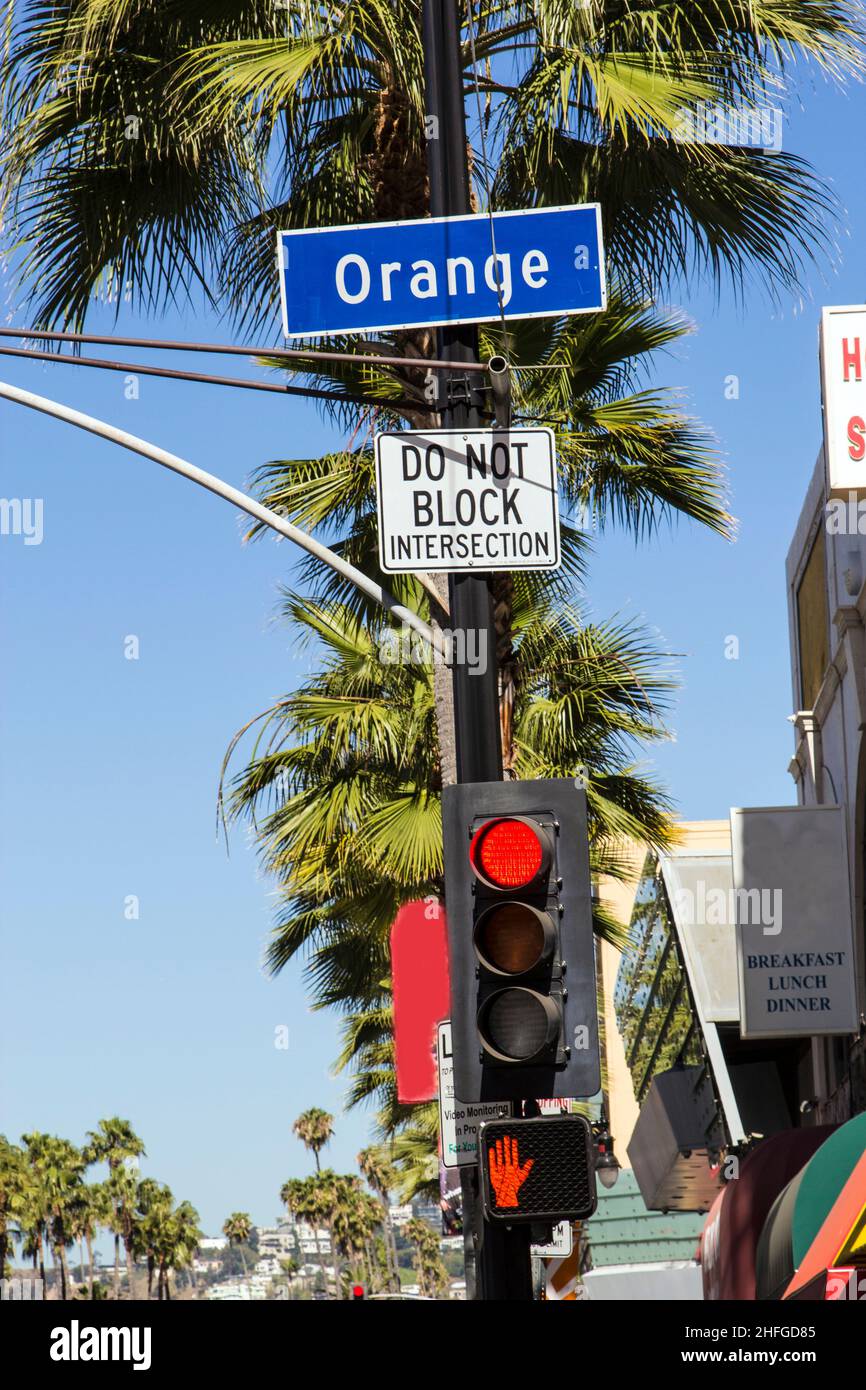 Señal de la calle Orange Drive en Hollywood con el semáforo rojo