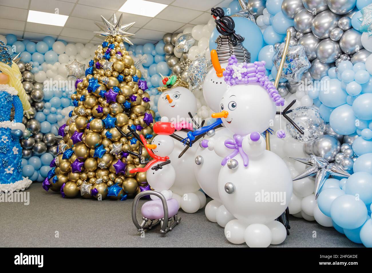 Figuras navideñas de muñecos de nieve de globos. Celebrando el año nuevo,  Navidad Fotografía de stock - Alamy