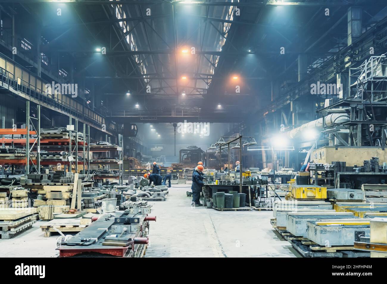 Interior del hangar de taller de la fábrica de metalurgia. Producción moderna de empresas industriales. Foto de stock