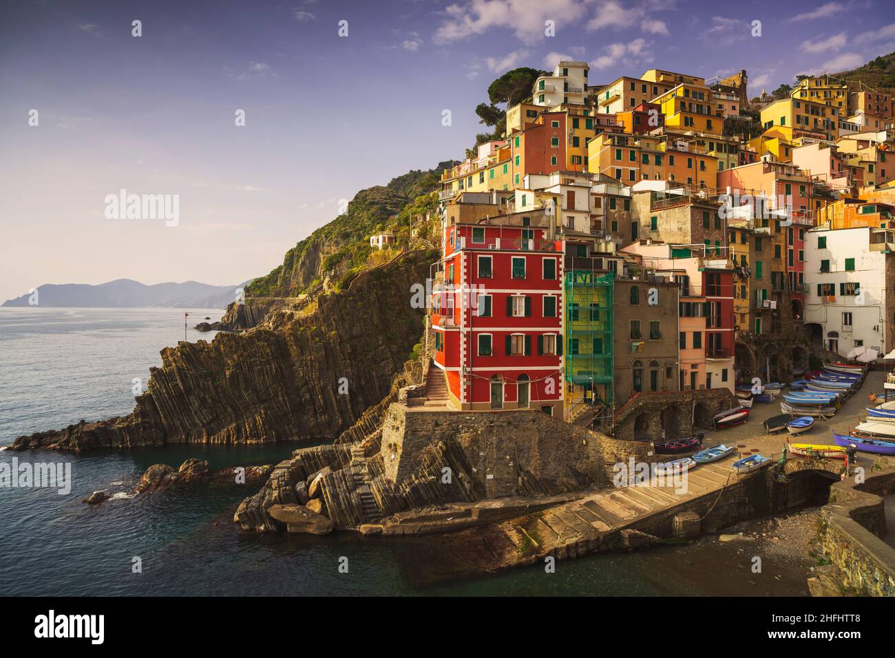 Riomaggiore casco antiguo, cabo, casas coloridas y el mar. Paisaje marino en el Parque Nacional Cinque Terre, región de Liguria, Italia, Europa. Foto de stock