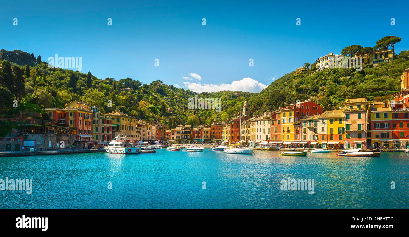 Portofino destino turístico de lujo. Pueblo, yates y barcos en el pequeño puerto deportivo. Región de Liguria, Italia Foto de stock