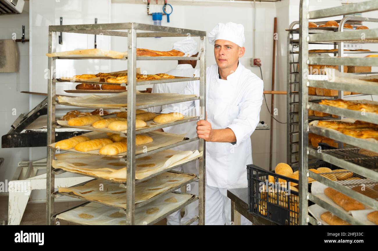 Privilegio cubierta a pesar de hombre panadero rodante carro con pan en la cocina Fotografía de stock -  Alamy