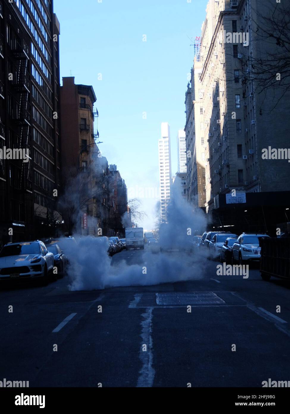 Una escena de la calle de Nueva York con el vapor que sale de la calefacción Foto de stock