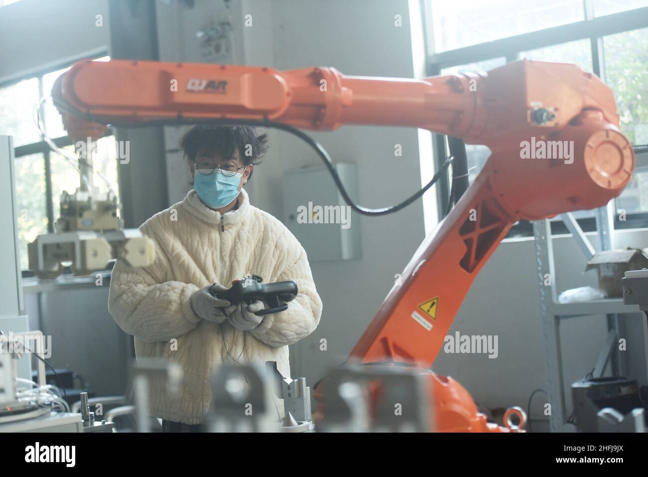 HANGZHOU, CHINA - 17 DE ENERO de 2022 - Un ingeniero del robot Qianjiang debuta un robot industrial en su taller en la ciudad del robot Xiaoshan en Hangzhou, EAS Foto de stock