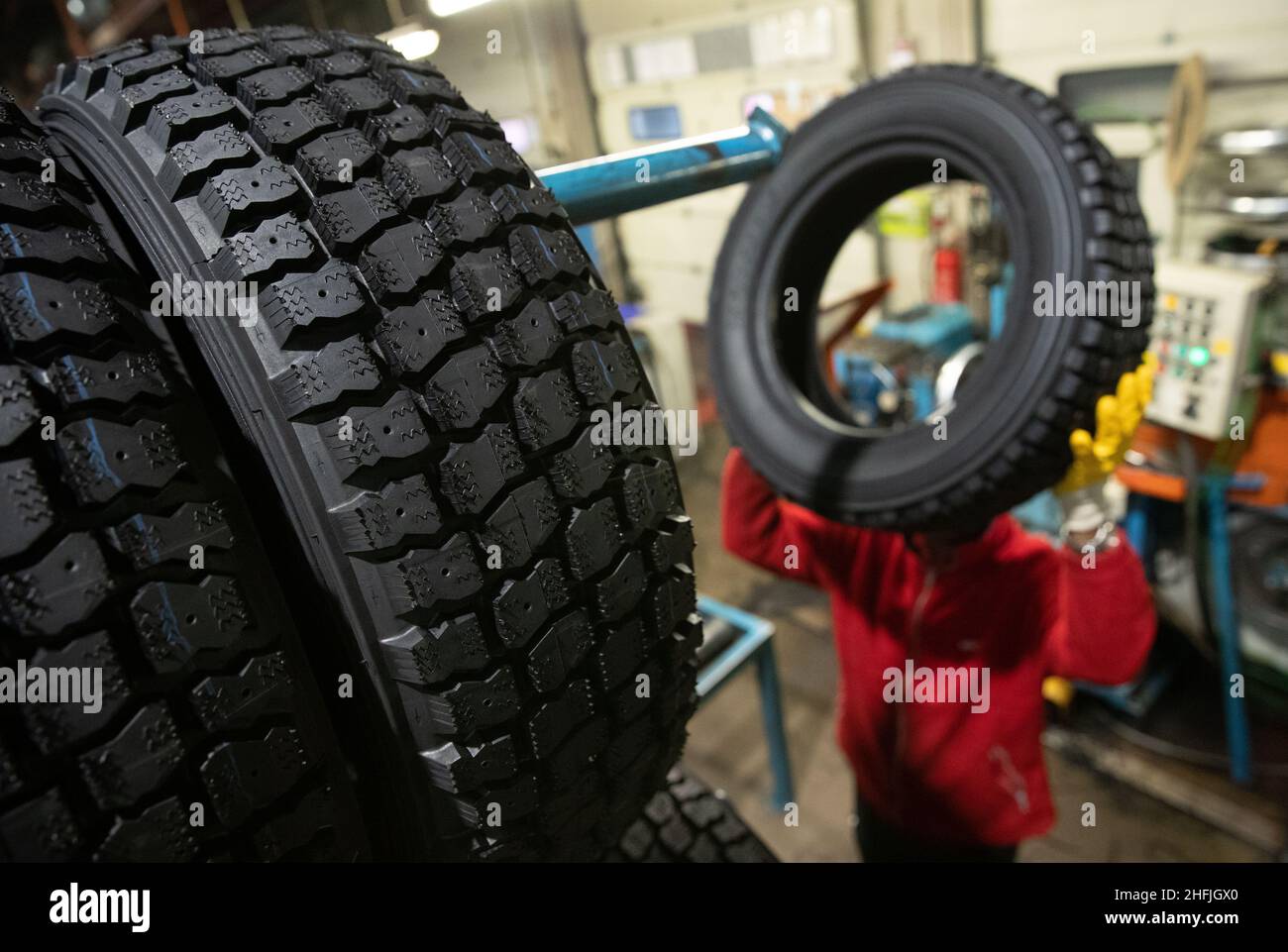 Dissen, Alemania. 15th de Dic de 2021. Neumáticos recauchutados en la  pantalla durante la inspección final después de la refabricación. En  Alemania se producen 570.000 neumáticos de chatarra cada año. Hasta ahora,