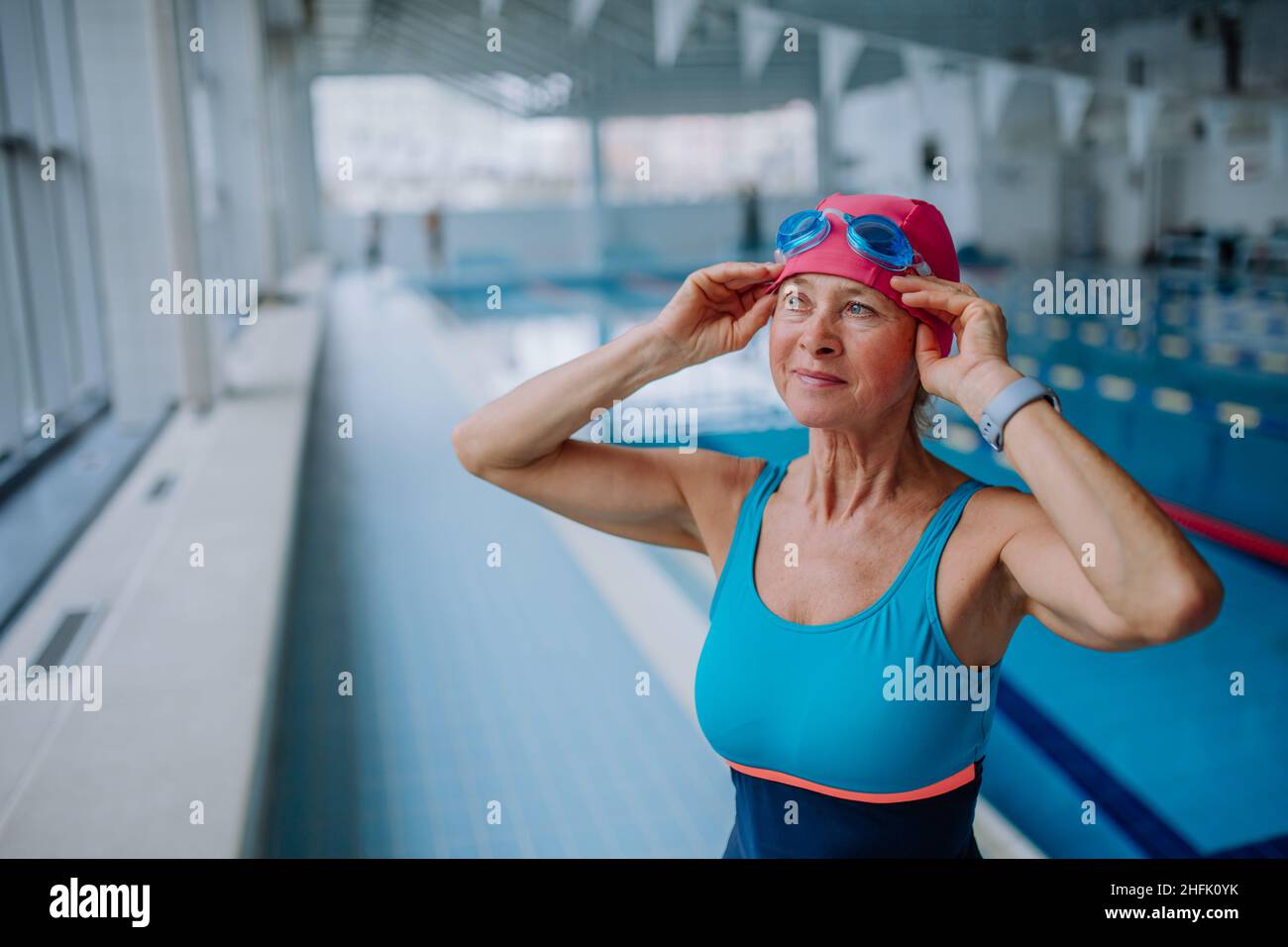 Una mujer nadando en un gorro de baño fotografías e imágenes de alta  resolución - Alamy