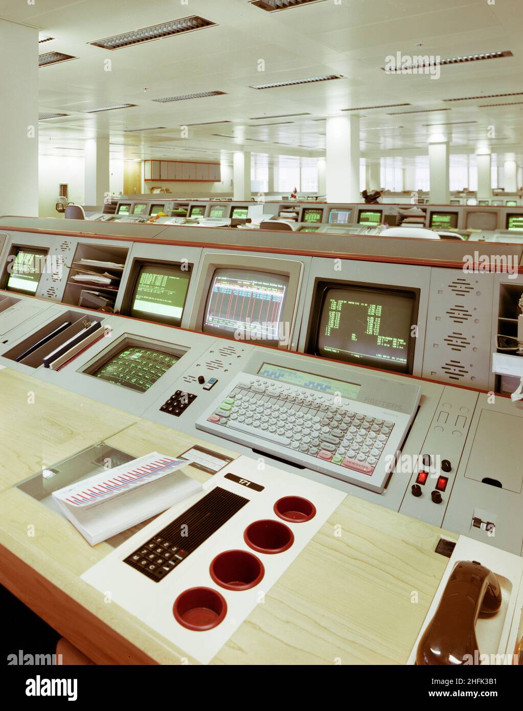 Cottons Center, Tooley Street, London Bridge, Southwark, Londres, 16/01/1988. Un banco de pantallas de computadora en una oficina del Canadian Imperial Bank of Commerce en el Cottons Center en London Bridge City. El Cottons Center es parte de un complejo de oficinas, pisos y tiendas en Tooley Street en London Bridge City construido por Laing Management Contracting para el St Martins Group que redesarrolló el antiguo sitio de Hay's Wharf en la orilla sur del río Támesis. Consistía en dos unidades simétricas de nueve pisos unidas por un atrio de vidrio e incorporaba amplias instalaciones de ocio incluyendo una piscina Foto de stock