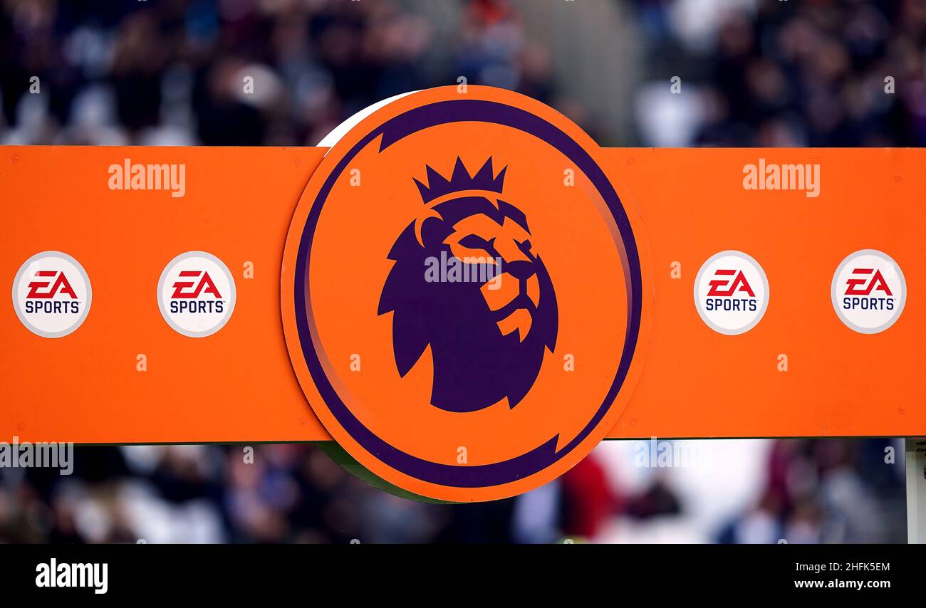 Antes del partido de la Premier League en el London Stadium, Londres, se levanta en el campo un tablero el logotipo de la League y el patrocinador de EA Sports.