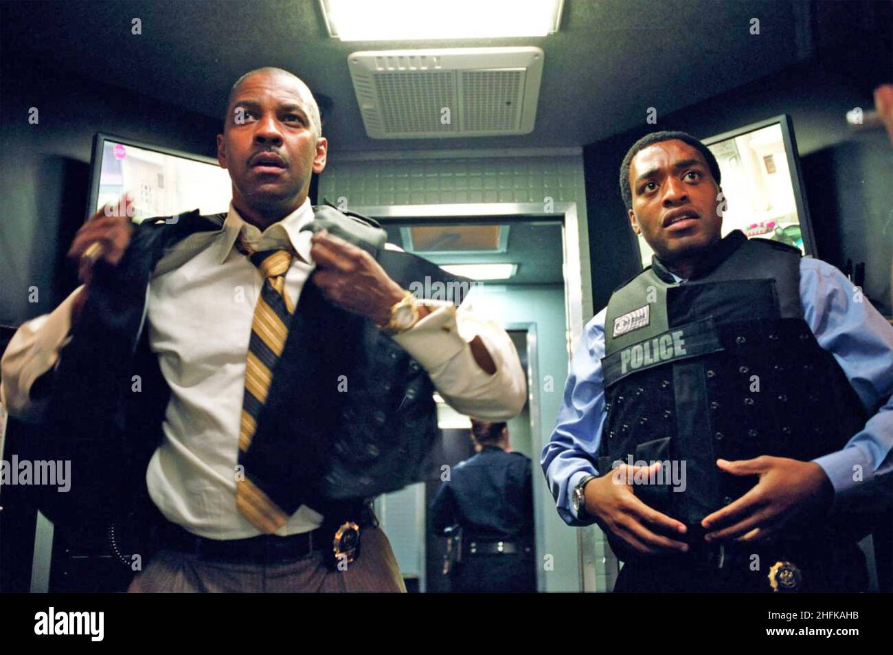 INSIDE MAN 2006 Universal Pictures filme con Denzel Washington a la izquierda y Chiwetel Ejioffor Foto de stock