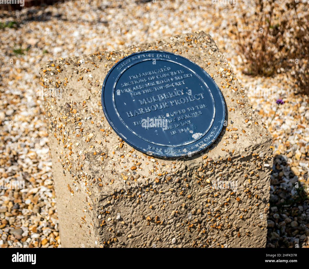 Una placa azul dedicada al Proyecto del Puerto de Mulberry, algunos de los cuales fueron construidos en Selsey para los desembarques del Día D en la Segunda Guerra Mundial Foto de stock