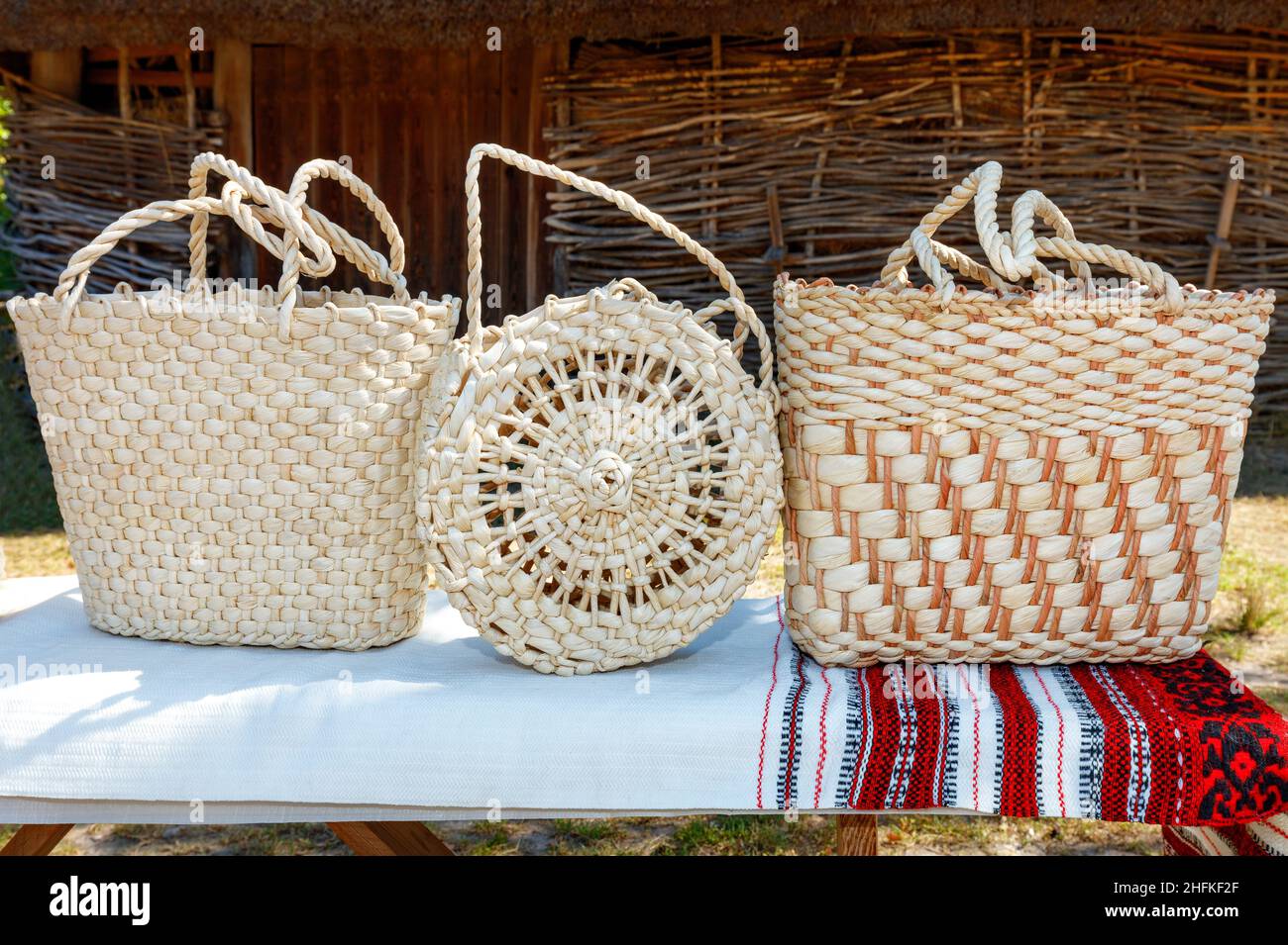 Bolsos Tejidos Fotos e Imágenes de stock - Alamy