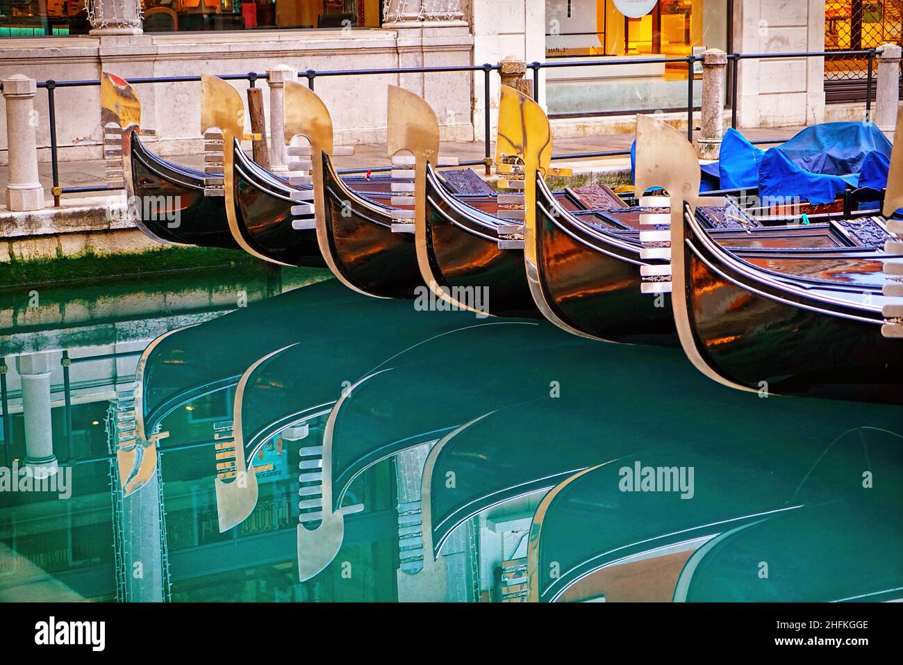 Detalle en el arco de acero de góndolas venecianas amarradas en Venecia, Italia. Foto de stock