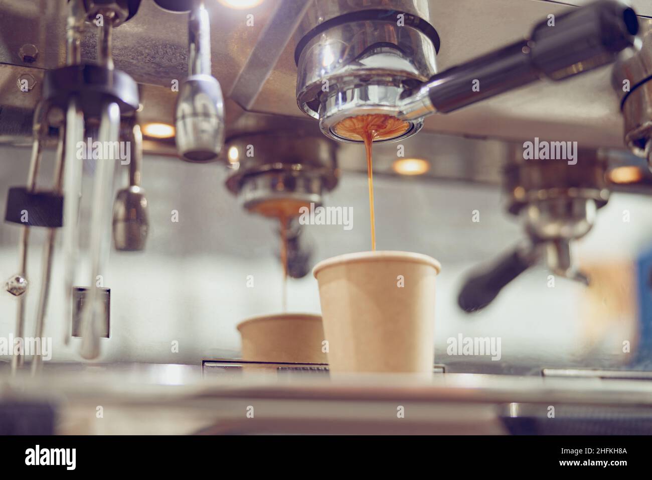https://c8.alamy.com/compes/2hfkh8a/primer-plano-de-una-cafetera-espresso-comercial-o-industrial-con-taza-de-papel-y-portafiltro-2hfkh8a.jpg
