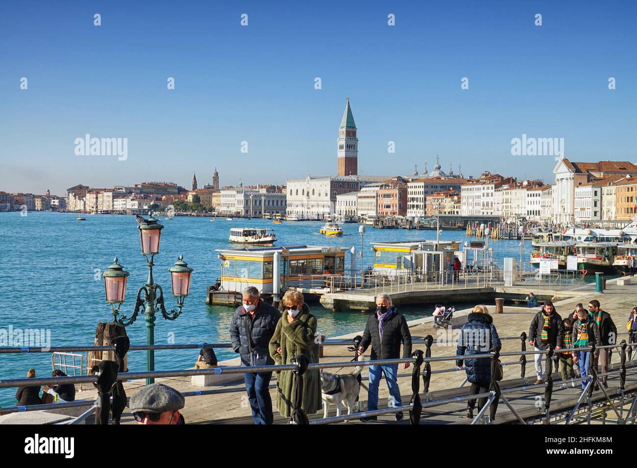 Vista panorámica de Venecia con turistas que llevan máscaras. Venecia, Italia - Enero 2022 Foto de stock