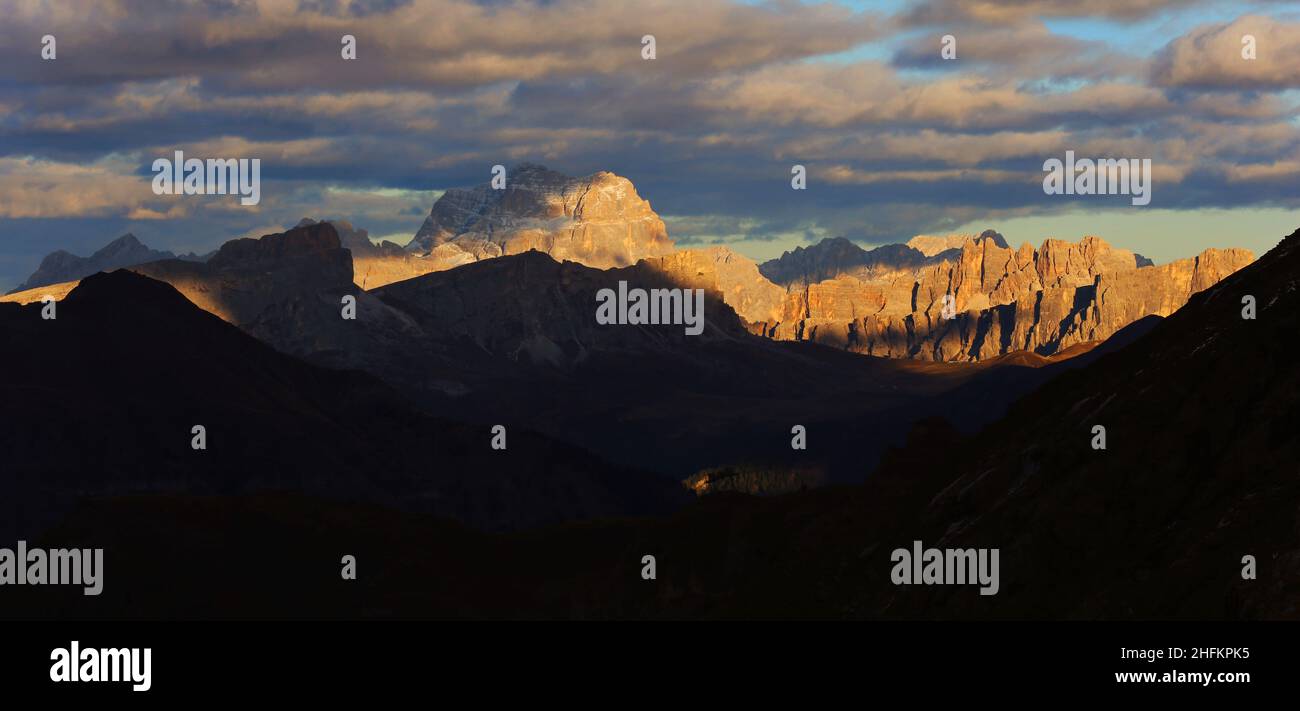 Dolomiti, Südtirol, Italien, leuchtende Gipfel der Felsen und Berge vom Gadertal mit Frau und atemberaubenden Wolken Foto de stock