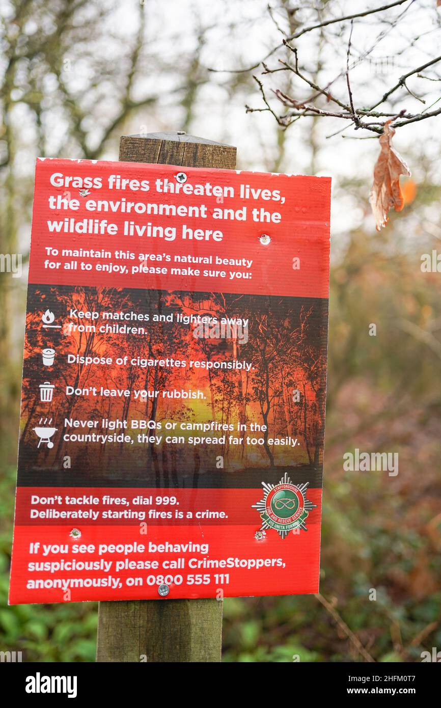 Crimestoppers firma en un bosque del Reino Unido aconsejando seguridad y responsabilidad pública desde 'Los incendios de hierba amenazan vidas'. Foto de stock