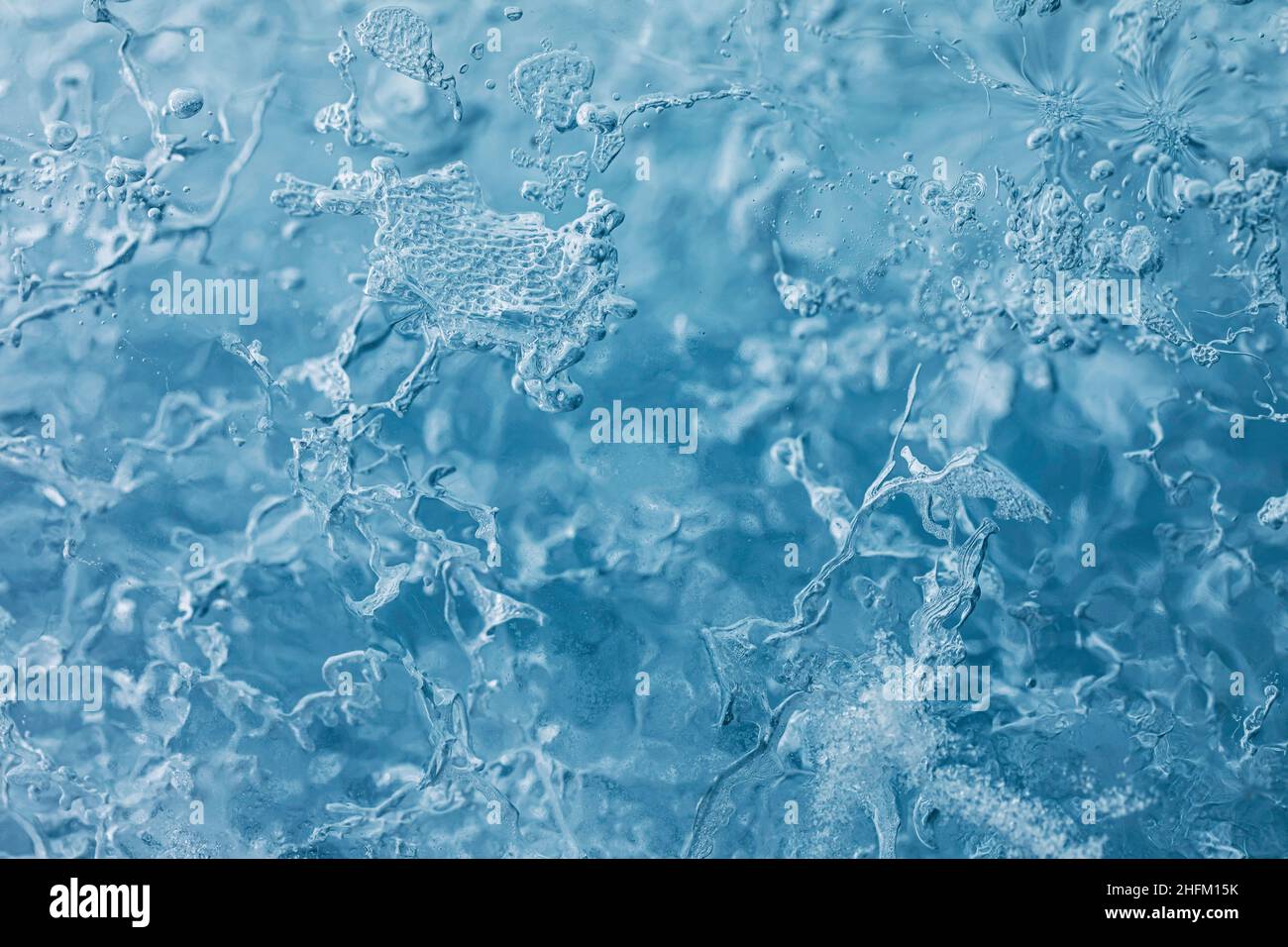 burbujas de aire atrapadas dentro de un glaciar de hielo Foto de stock