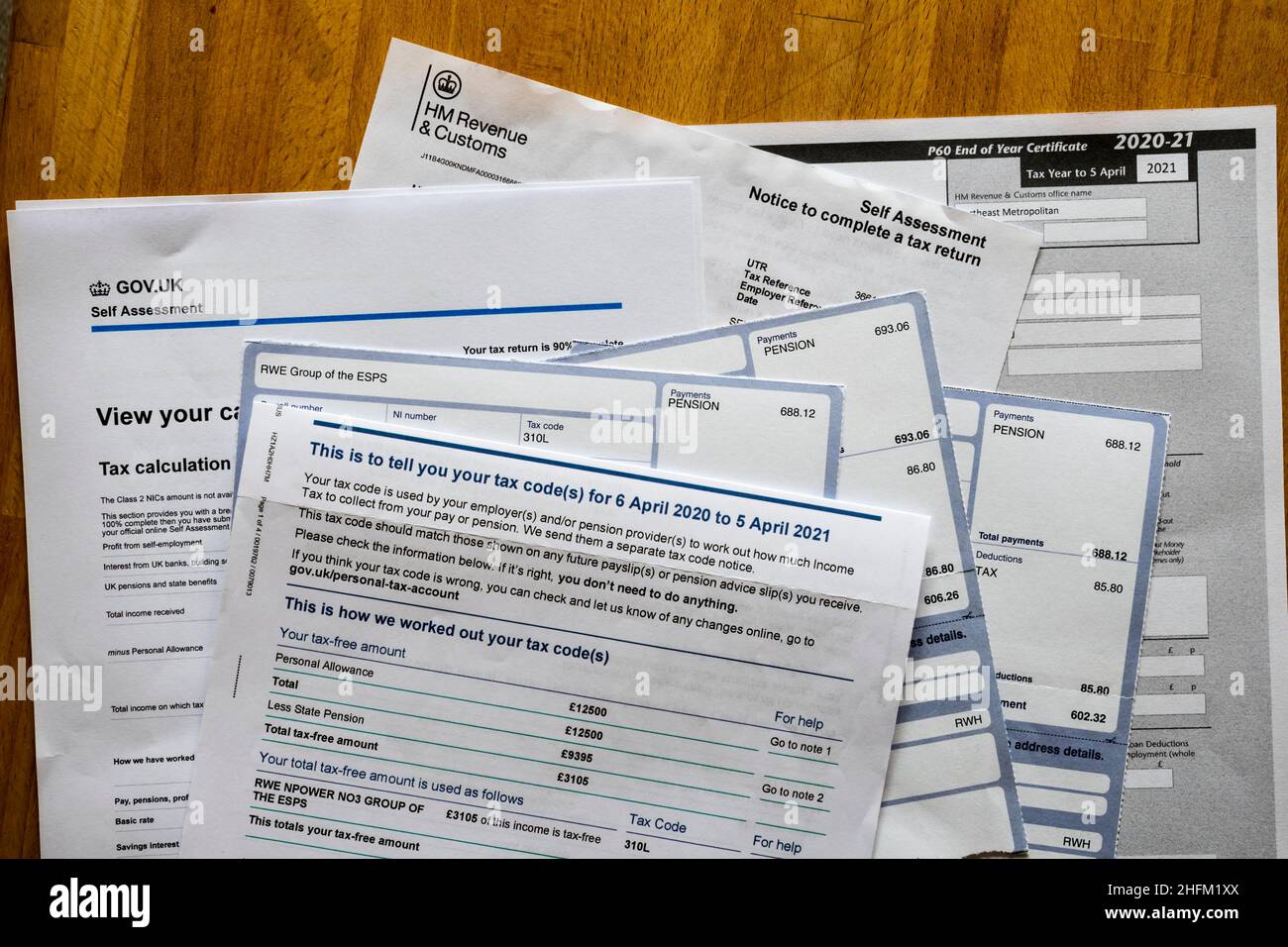 Documentos listos para completar un formulario de auto-evaluación de impuestos. Nota: Datos anónimos. Foto de stock