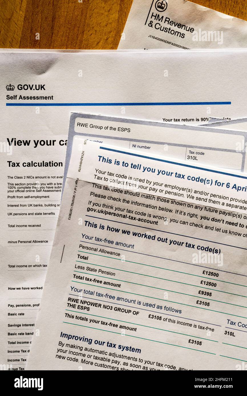 Documentos listos para completar un formulario de auto-evaluación fiscal del Reino Unido. Nota: Datos anónimos. Foto de stock