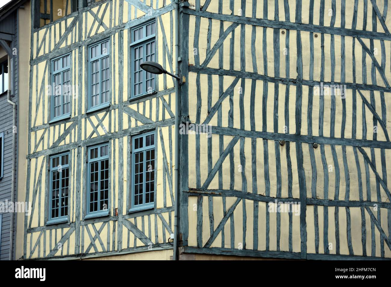 Ventana Patrón de la antigua casa de madera o casa adosada fachada de C17th Edificio histórico en el casco antiguo de Rouen Normandía Francia Foto de stock
