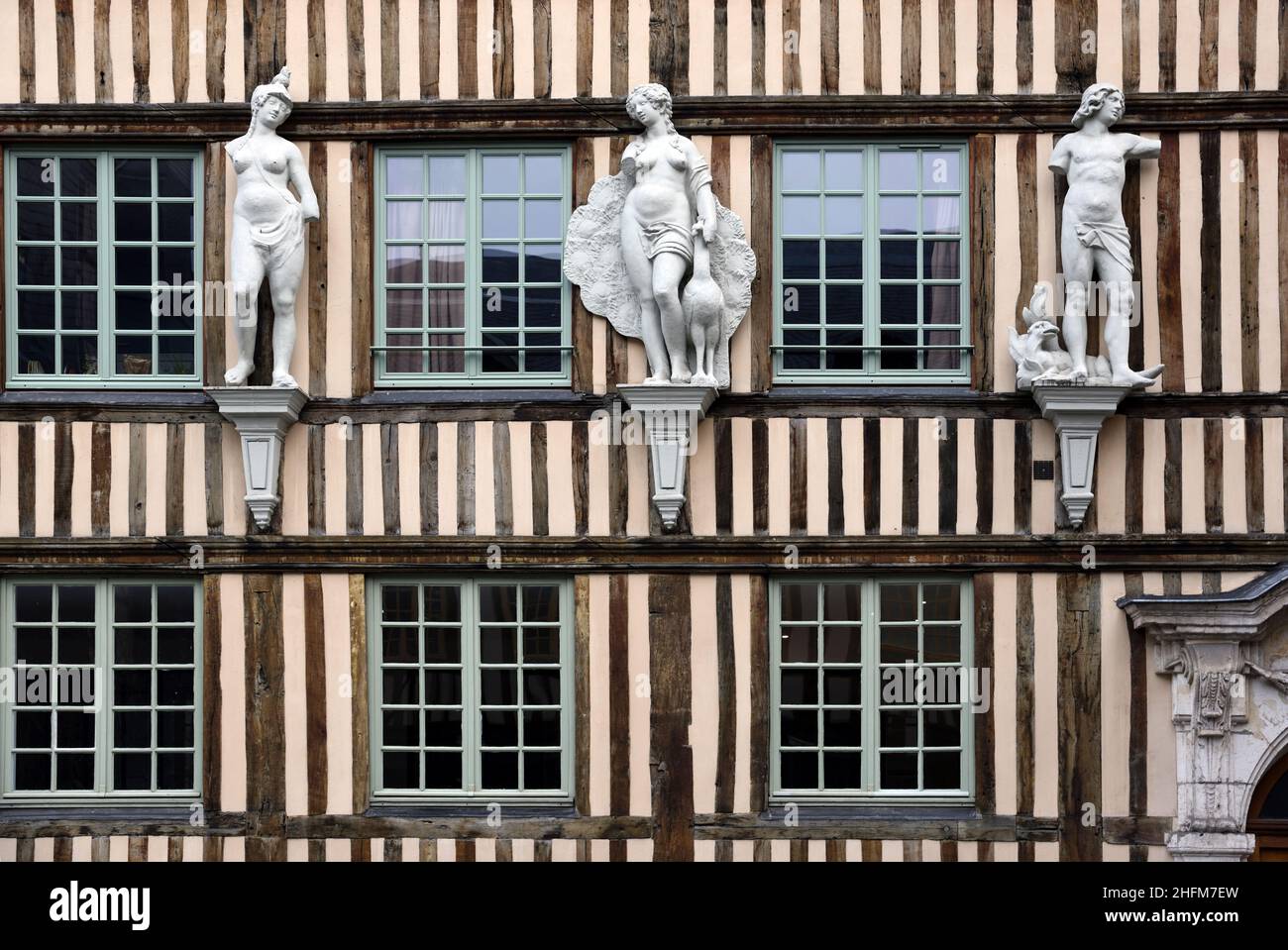 C17th Hotel d'Etancourt Townhouse, Mansión o Edificio Histórico con Estructura de Estructura de la Madera y Estatuas Neoclásicas en el casco antiguo de Rouen Normandía Francia Foto de stock
