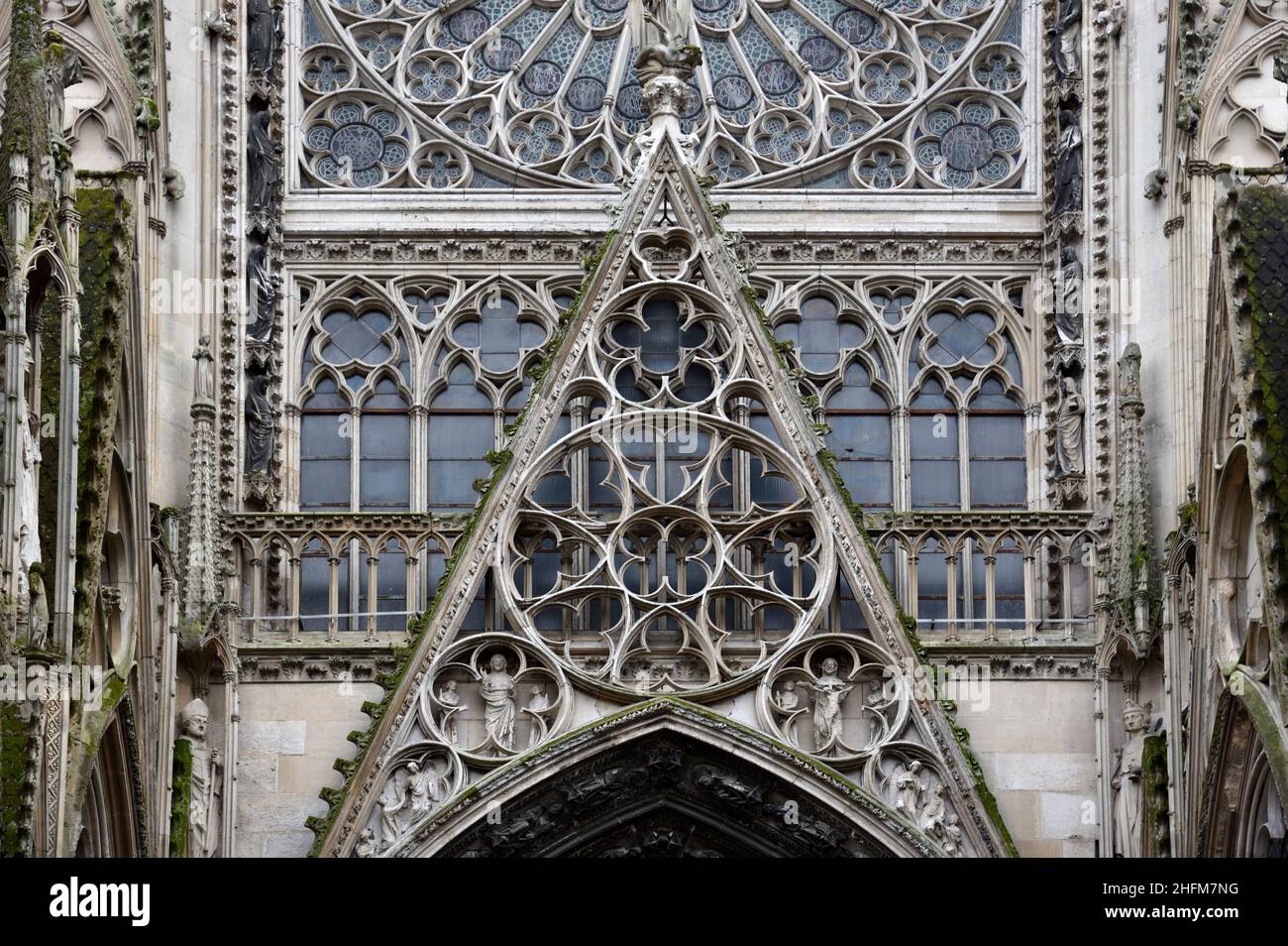 Cantería decorativa tallada en el lado norte por encima de la Portail des librairies & Decorative Stone Carving Notre Dame Catedral Rouen Normandía Francia Foto de stock