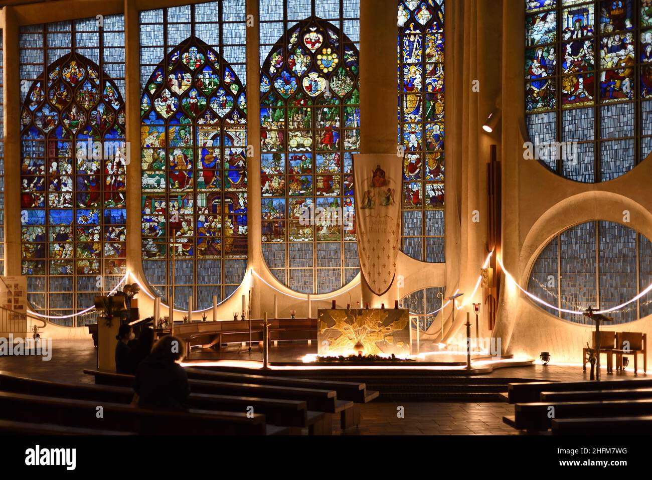 Interior Modernista de la Iglesia Sainte-Jeanne-d'Arc o Juana de Arco, construido en 1979 por Louis Arretche, y C16th vidrieras Rouen Normandía Fr Foto de stock