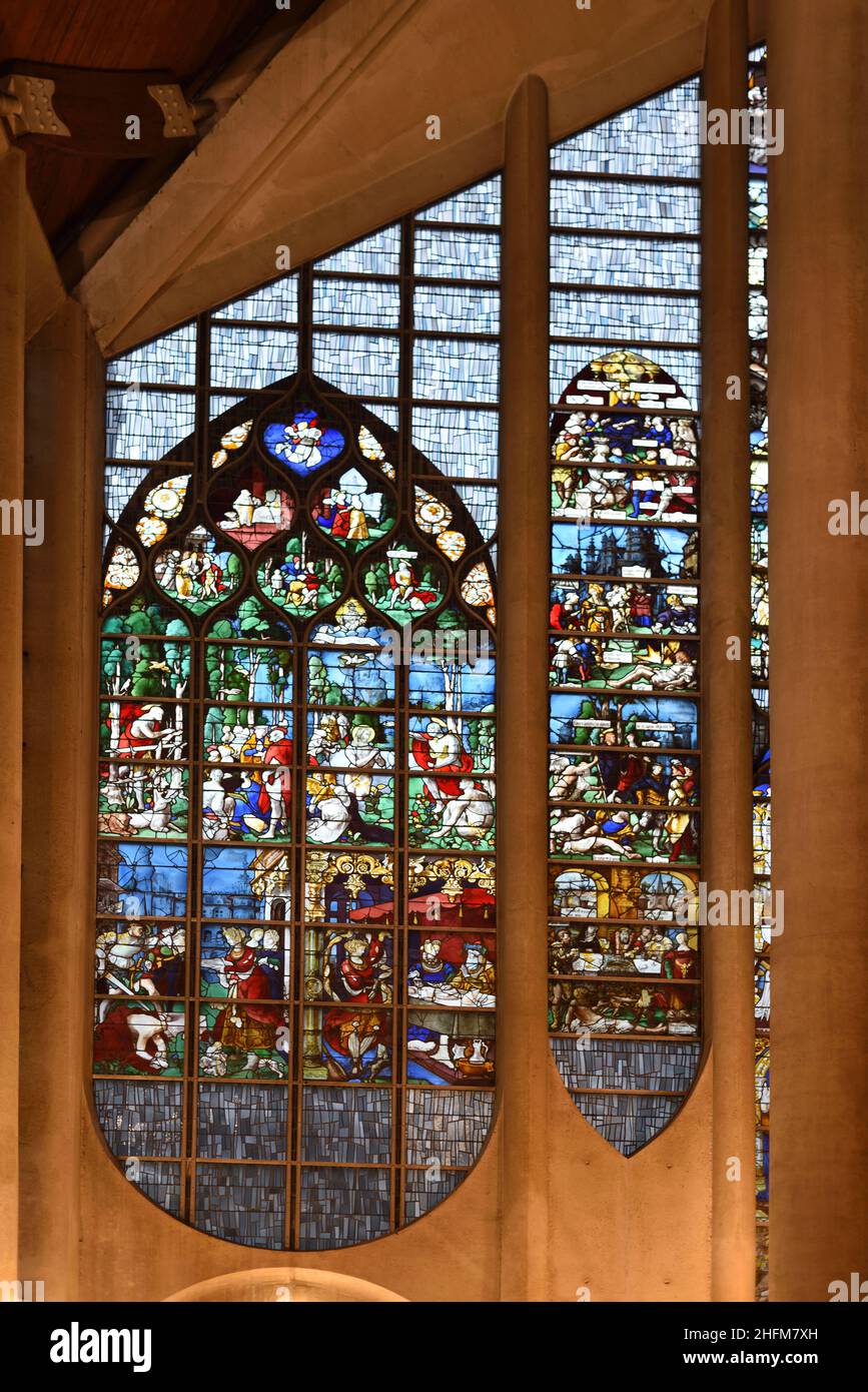 Interior Modernista de la Iglesia Sainte-Jeanne-d'Arc o Juana de Arco, construido en 1979 por Louis Arretche, y C16th vidrieras Rouen Normandía Fr Foto de stock