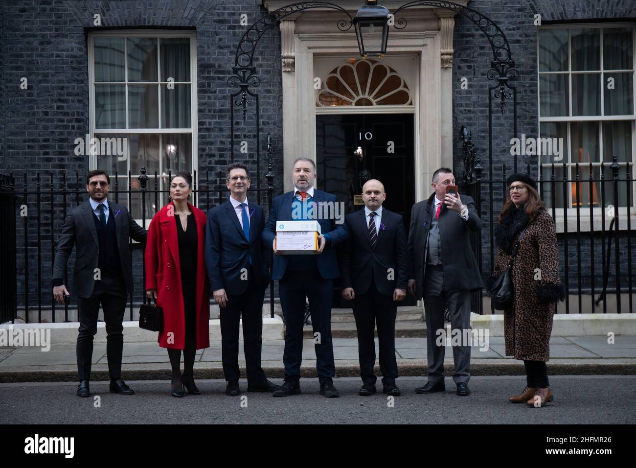 LONDRES, Reino Unido, 17th de enero de 2022. Petición con 360.000 firmas contra pasaportes de vacunas entregados en 10 Downing Street por el MP Steve Baker, la presentadora de televisión Tonia Buxton, el Dr. Ahmed Malik, Politican Adam Brooks, la emisora Richard Taylor, la firmante Dinah Glover y el cofundador de la Declaración Alan Miller Foto de stock