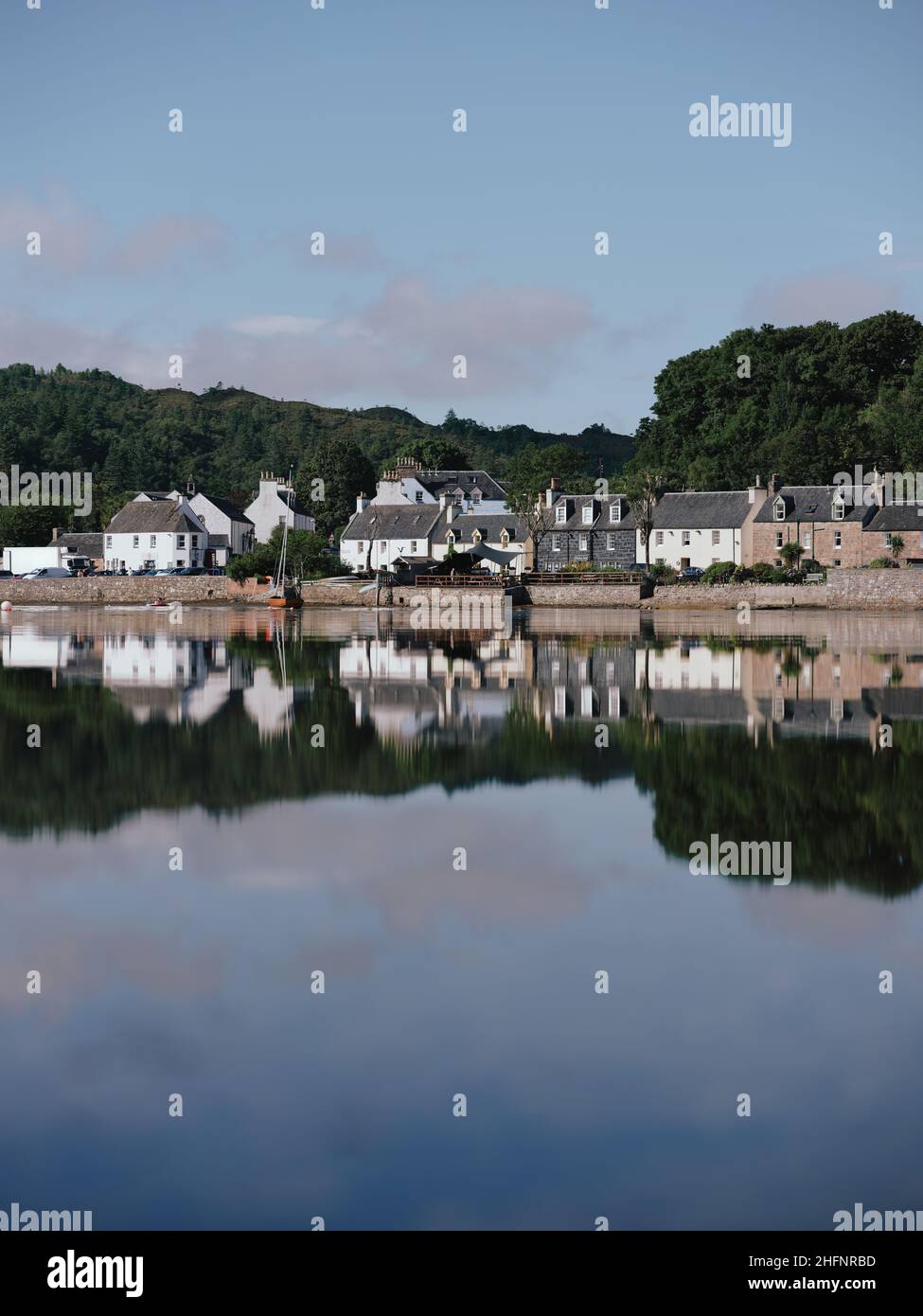 El pueblo de verano de Plockton en Loch Carron en Lochalsh, Wester Ross, West Highlands Escocia Reino Unido - pintoresco pueblo costero de la costa escocesa Foto de stock