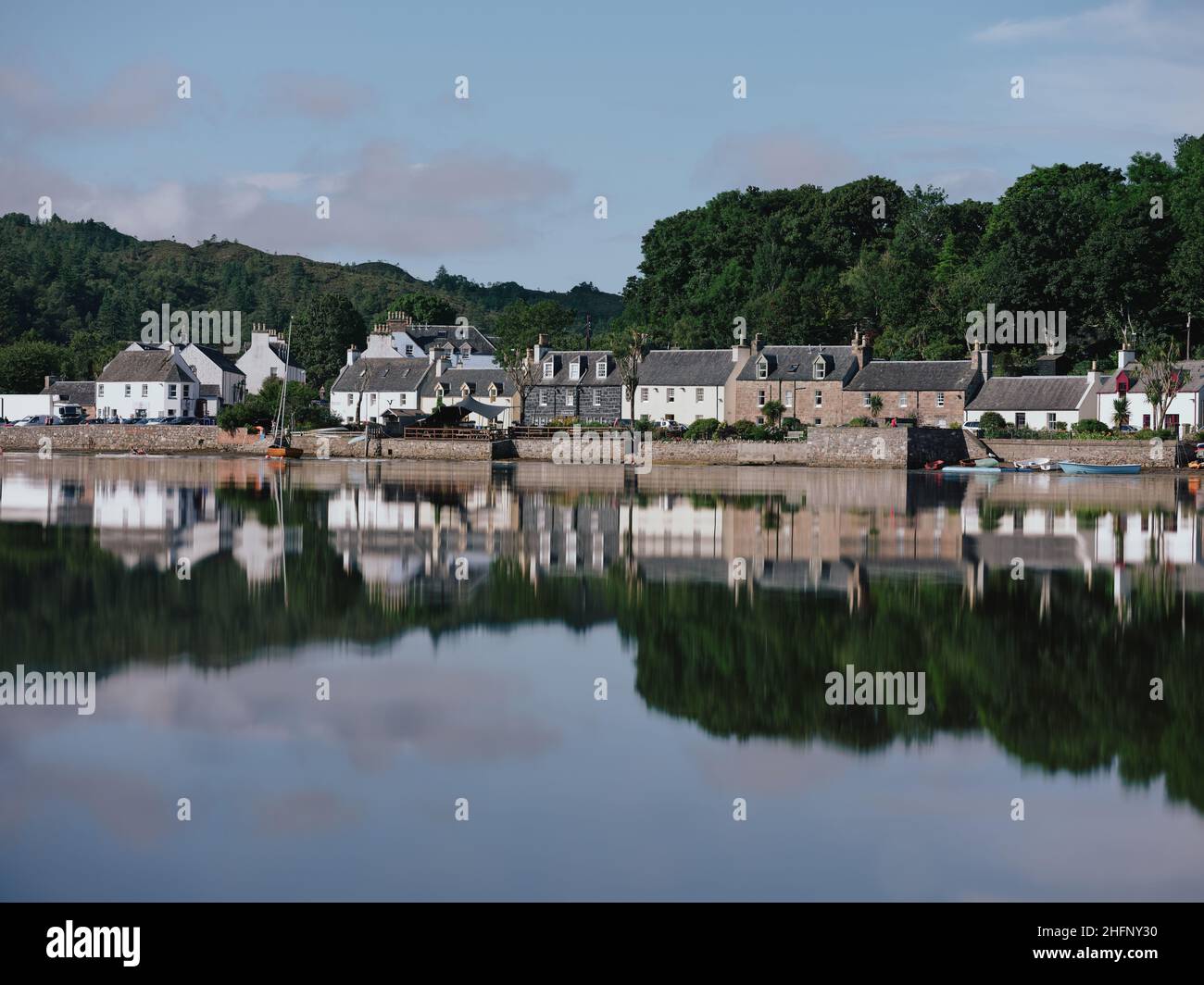 El pueblo de verano de Plockton en Loch Carron en Lochalsh, Wester Ross, West Highlands Escocia Reino Unido - pintoresco pueblo costero de la costa escocesa Foto de stock