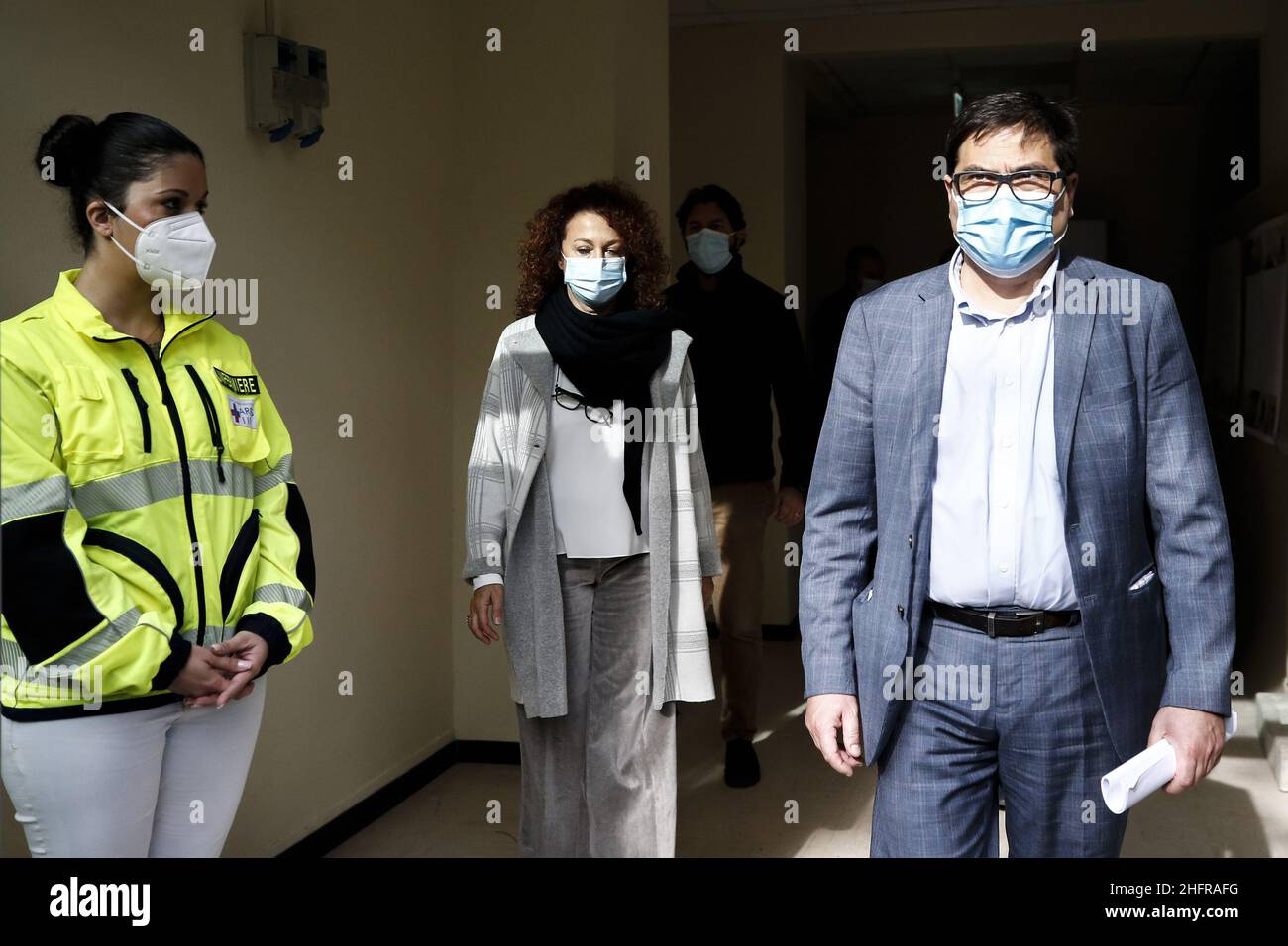 Cecilia Fabiano/LaPresse 12 de noviembre de 2020 Roma (Italia) Noticias : El número gratuito 800.118.800 gestionado por Ares 118 que garantiza la asistencia telefónica para COVID. En el Pic : Alessio D’Amato Foto de stock
