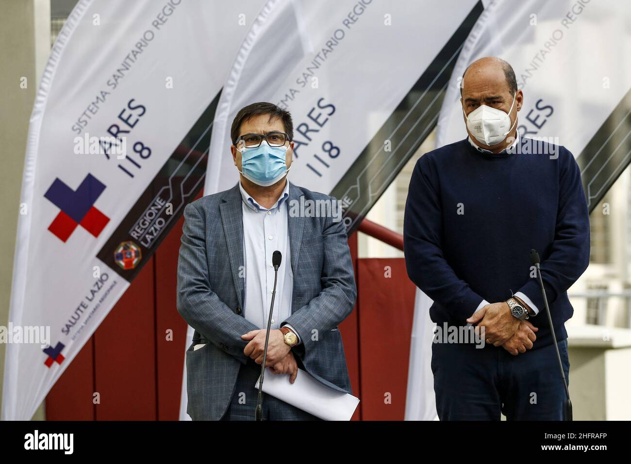 Cecilia Fabiano/LaPresse 12 de noviembre de 2020 Roma (Italia) Noticias : El número gratuito 800.118.800 gestionado por Ares 118 que garantiza la asistencia telefónica para COVID. En el Pic : Alessio D’Amato, Nicola Zingaretti Foto de stock