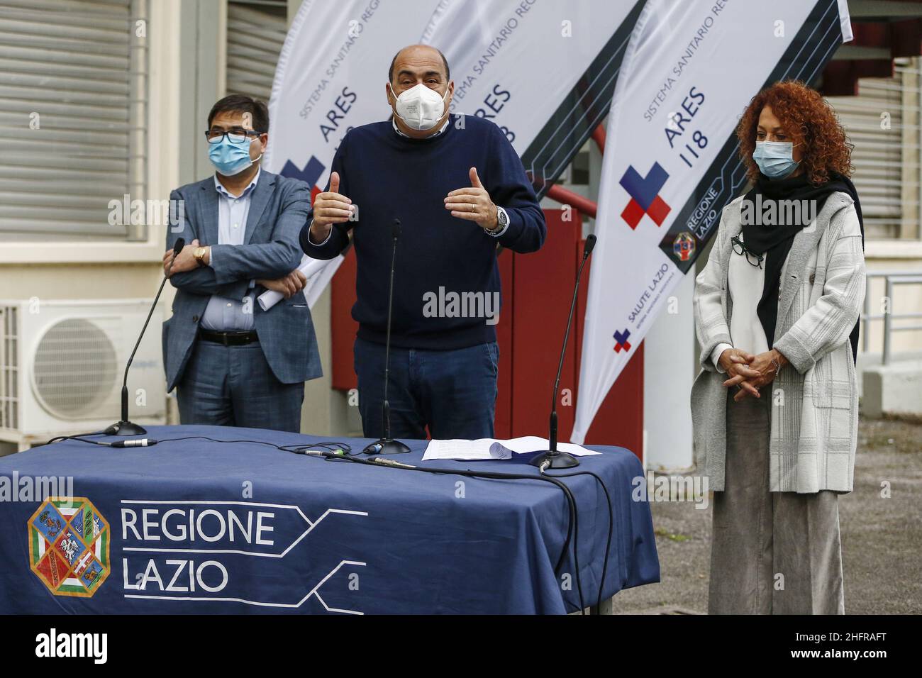 Cecilia Fabiano/LaPresse 12 de noviembre de 2020 Roma (Italia) Noticias : El número gratuito 800.118.800 gestionado por Ares 118 que garantiza la asistencia telefónica para COVID. En el Pic : el centro unificado de asistencia de Crornavirus Foto de stock