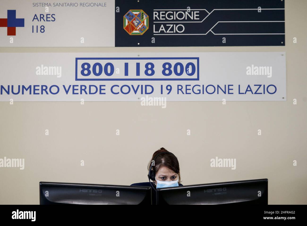 Cecilia Fabiano/LaPresse 12 de noviembre de 2020 Roma (Italia) Noticias : El número gratuito 800.118.800 gestionado por Ares 118 que garantiza la asistencia telefónica para COVID. En el Pic : el centro unificado de asistencia de Crornavirus Foto de stock