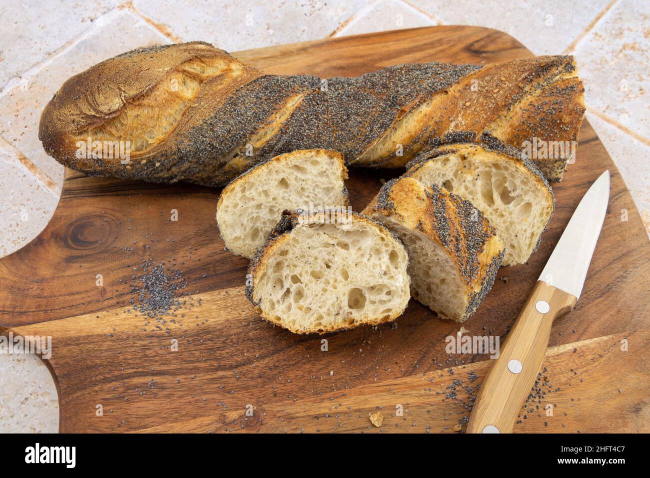 trozos de pan con semilla de amapola sobre una tabla de madera sobre una  mesa Fotografía de stock - Alamy