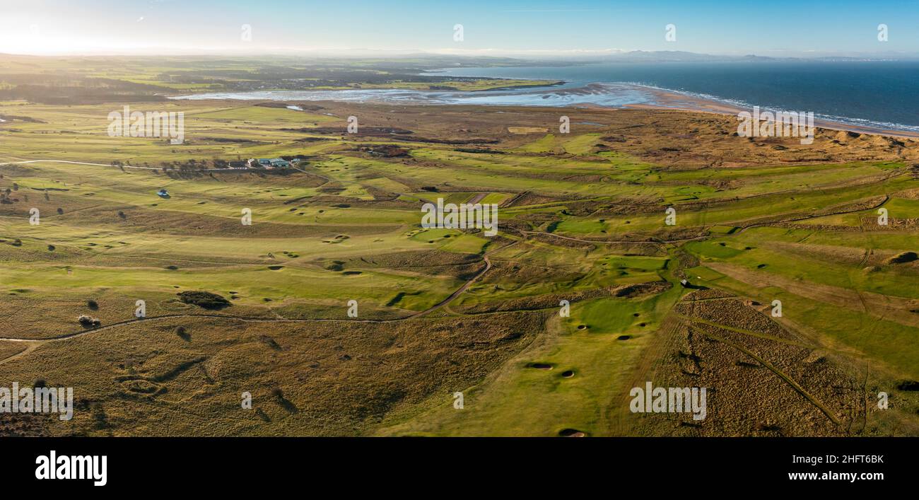 Vista aérea desde el drone de Gullane Golf enlaza campos de golf en Gullane, East Lothian, Escocia, Reino Unido Foto de stock