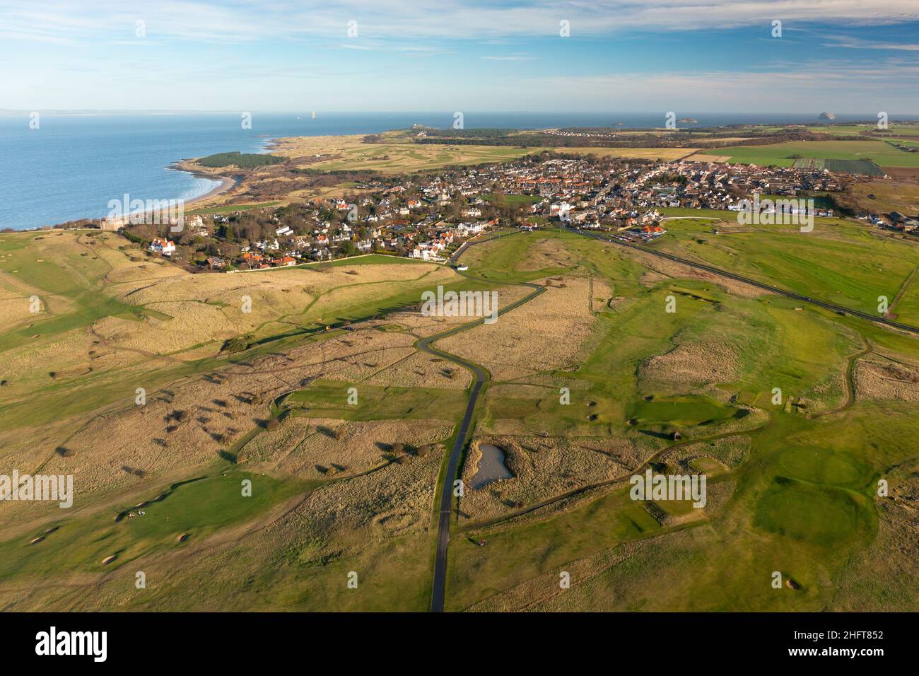 Vista aérea desde el drone de Gullane Golf enlaza el campo de golf y el pueblo de Gullane, East Lothian, Escocia, Reino Unido Foto de stock