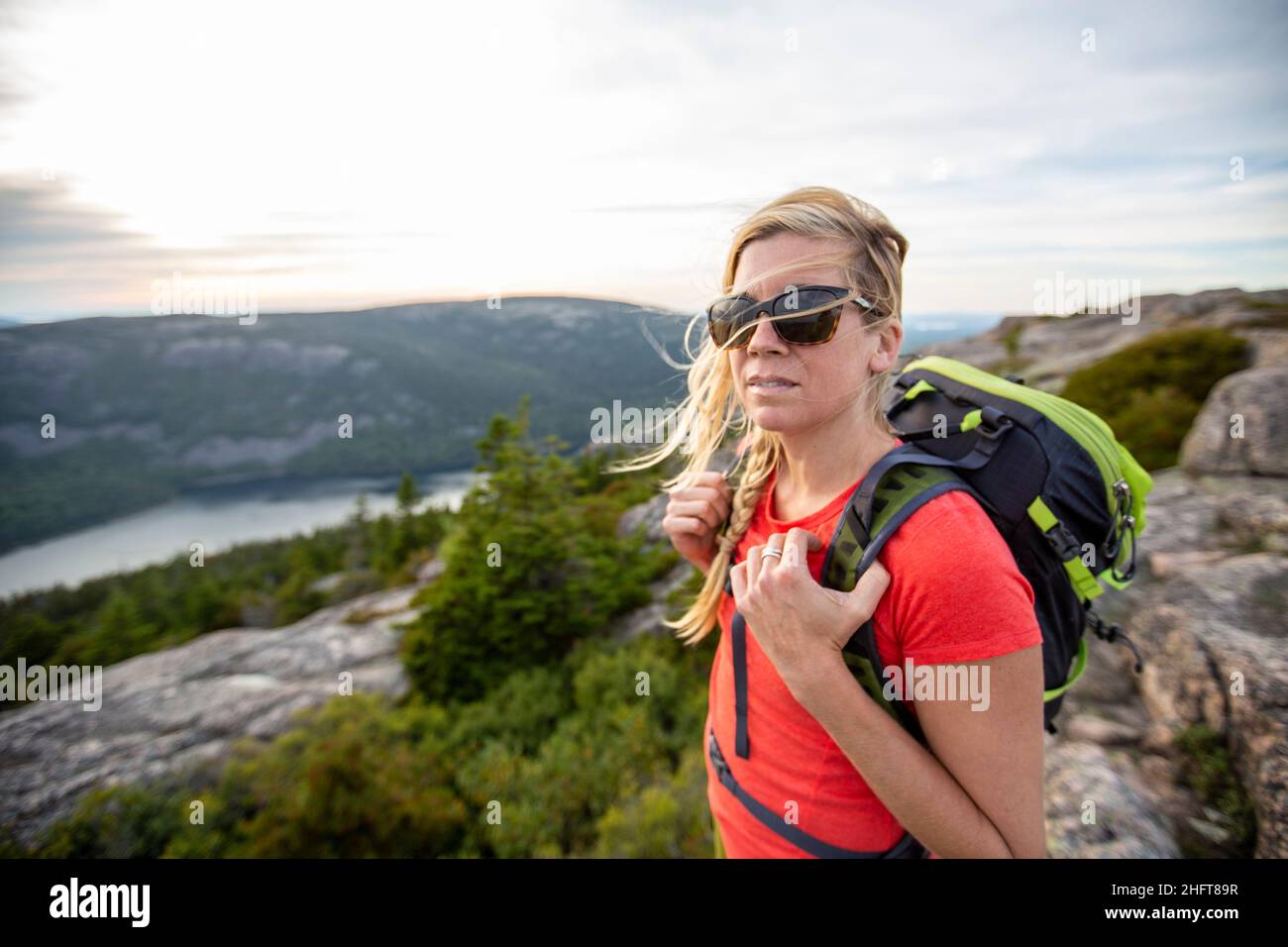 Mujer sana con caminatas de gafas de sol en la cumbre de la montaña, Maine  Fotografía de stock - Alamy