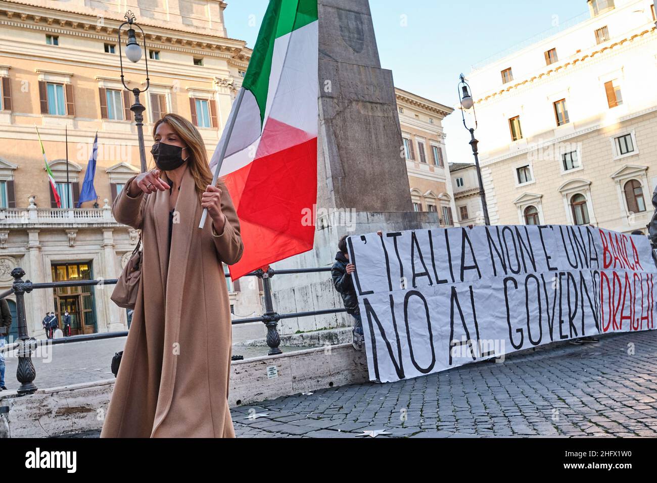 Mauro Scrobogna /LaPresse 24 de marzo de 2021 Roma, Italia Noticias Montecitorio - Anti bloqueo de protesta en la foto: Un pequeño grupo de manifestantes anti bloqueo y anti Draghi delante de la Cámara de Diputados Foto de stock