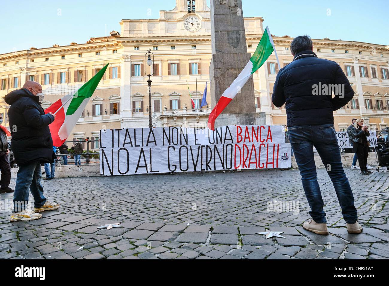 Mauro Scrobogna /LaPresse 24 de marzo de 2021 Roma, Italia Noticias Montecitorio - Anti bloqueo de protesta en la foto: Un pequeño grupo de manifestantes anti bloqueo y anti Draghi delante de la Cámara de Diputados Foto de stock