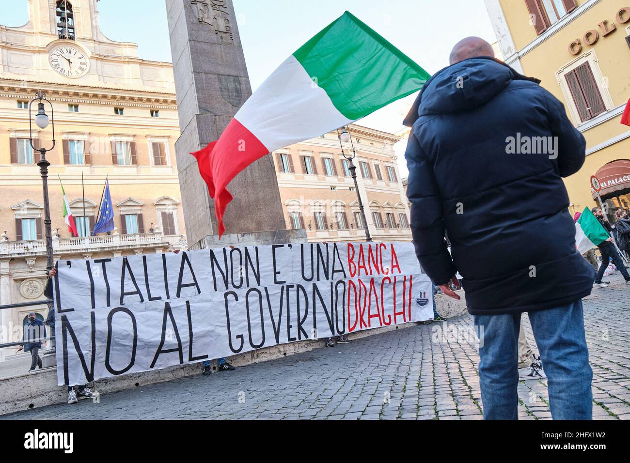 Mauro Scrobogna /LaPresse 24 de marzo de 2021 Roma, Italia Noticias Montecitorio - Anti bloqueo de protesta en la foto: Un pequeño grupo de manifestantes anti bloqueo y anti Draghi delante de la Cámara de Diputados Foto de stock