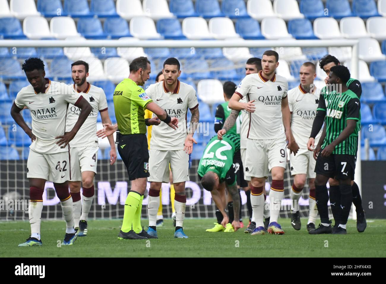 28 de agosto de 2022, Benevento, Italia: L'allenatore del Frosinone Calcio  Fabio Grosso hablando con el árbitro Luca Pairetto durante el partido de  Fútbol Italiano Serie B 2022/2023 entre Benevento vs Frosinone