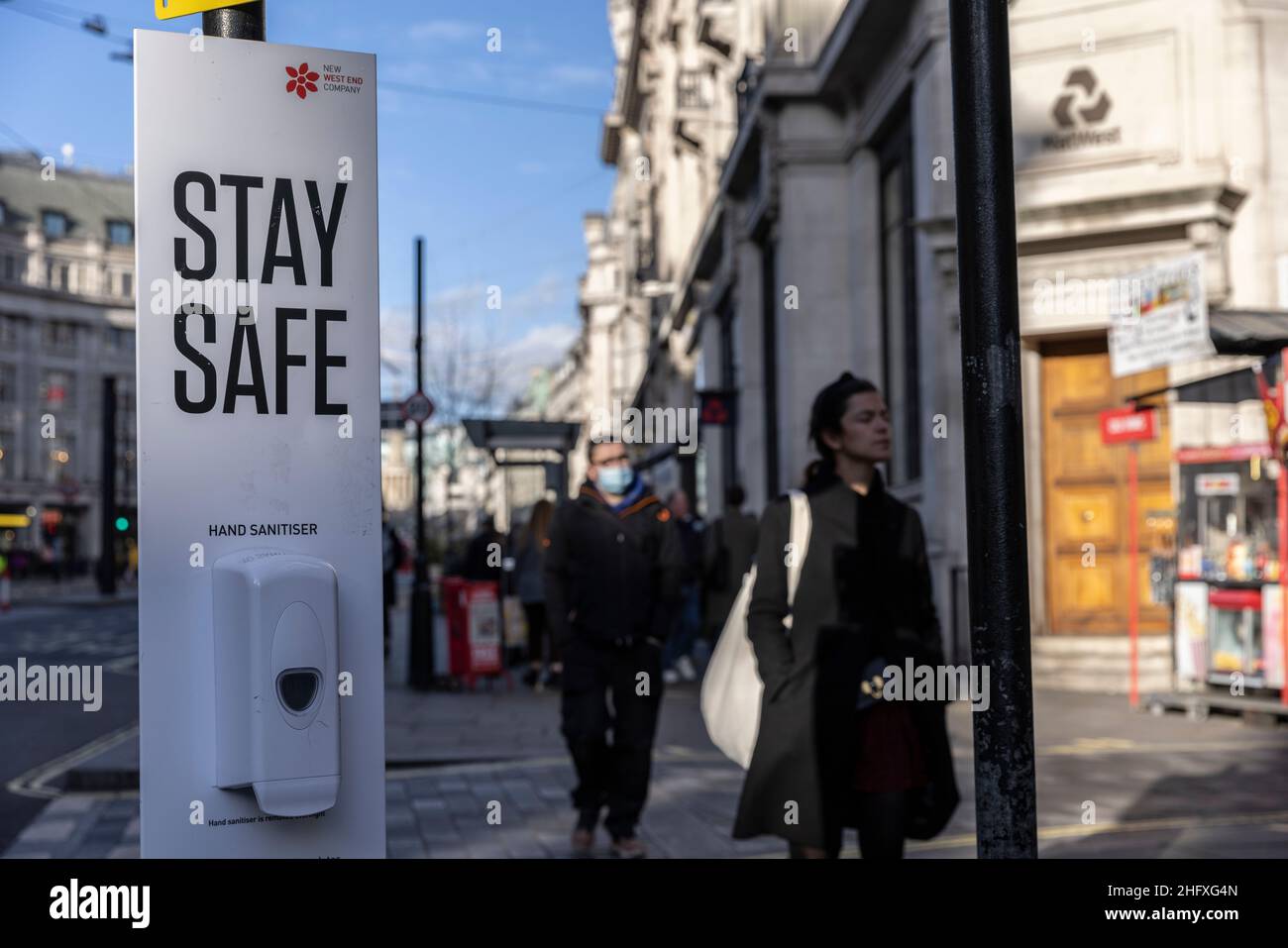 Señal de 'Stay Safe' y desinfectante antibacteriano para manos en Regent Street, Londres, Reino Unido Foto de stock
