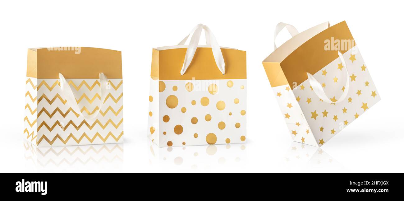 Tres bolsas de papel doradas para regalos aisladas sobre fondo blanco  Fotografía de stock - Alamy