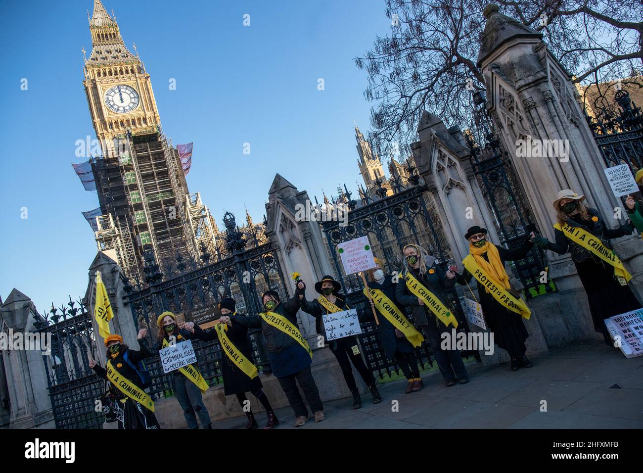 LONDRES, Reino Unido, 17th de enero de 2022. La protesta de Women's and FINT Kill The Bill se viste como sufragáneas en College Green cuando la Cámara de los Lores vota sobre el proyecto de ley de la policía, el delito, las sentencias y los tribunales Foto de stock