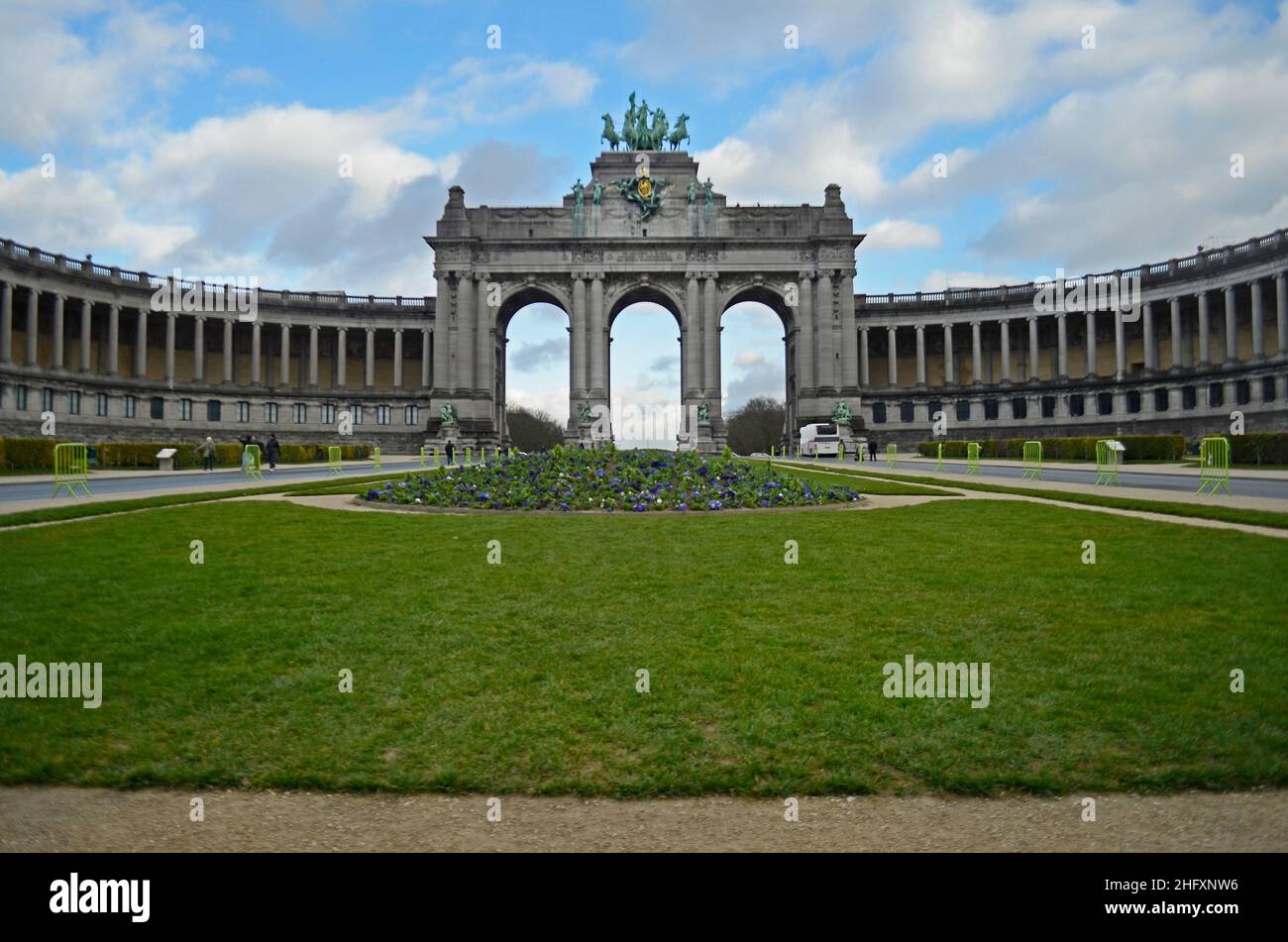 Puerta de Bruselas en el Parque Cinquantenaire con estatuas en la parte  superior del arco Fotografía de stock - Alamy
