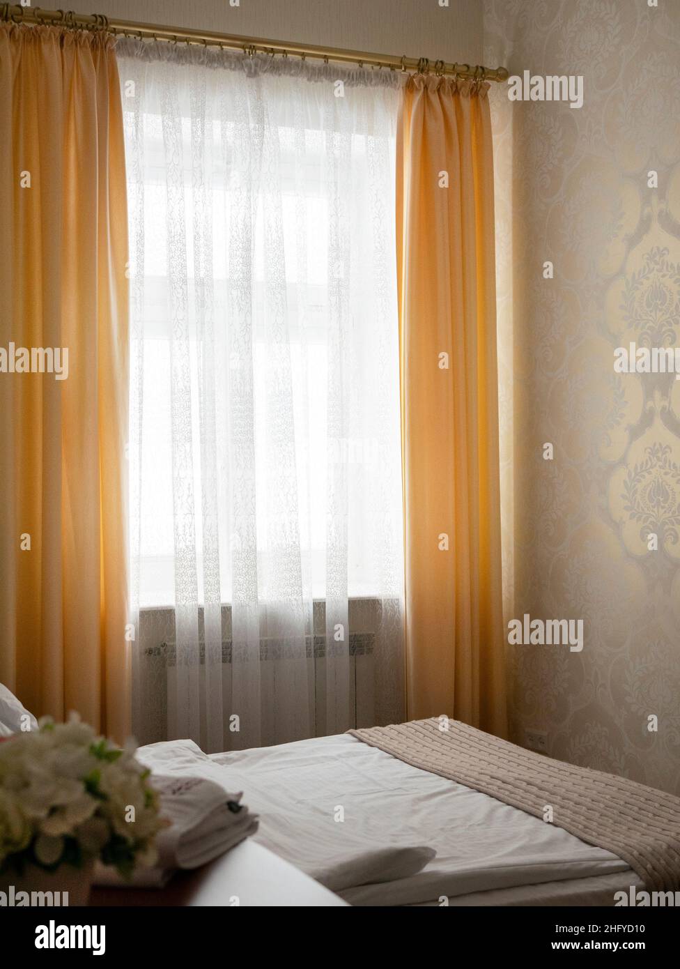 Golden curtains fotografías e imágenes de alta resolución - Alamy